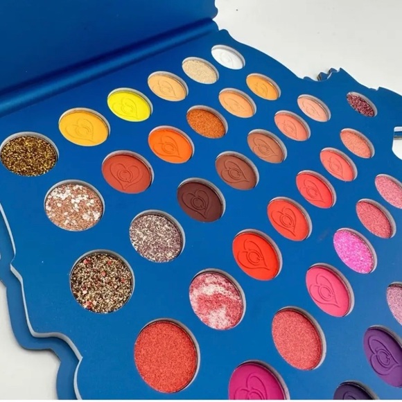 Disney Stitch Makeup Eyeshadow Pallet - Picture 2 of 7